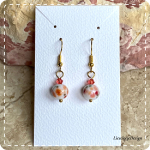 Bolvormige confetti-frit oorbel zalmkleurig van glas (lampwork)