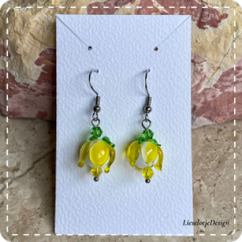 Gele bloemknop oorbel van glas (lampwork)