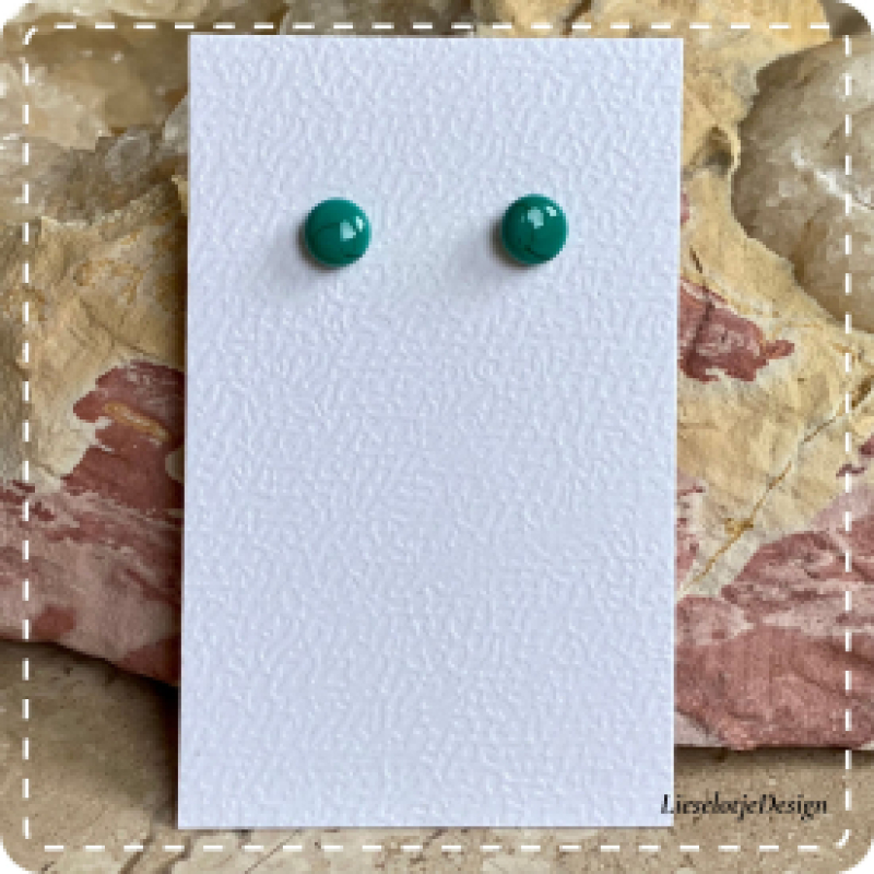 Donker groene oorknopjes van glas (lampwork)