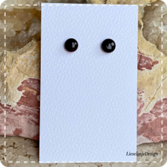 Bruine oorknopjes van glas (lampwork)