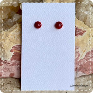 Dieprode oorknopjes van glas (lampwork)