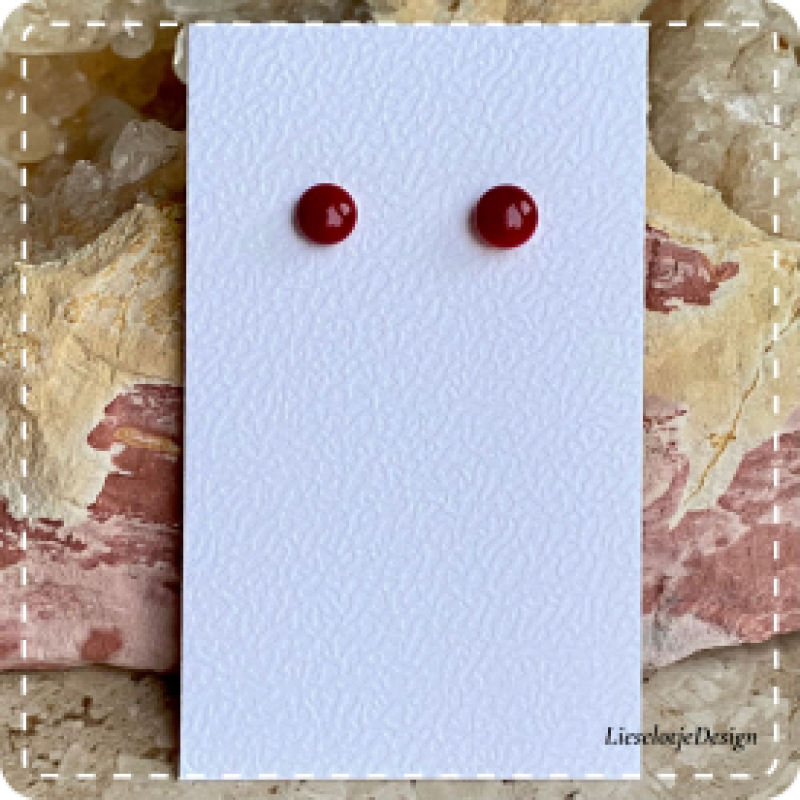 Dieprode oorknopjes van glas (lampwork)