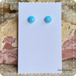 Licht blauwe oorknopjes van glas (lampwork)