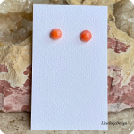 Zalmkleurige oorknopjes van glas (lampwork)