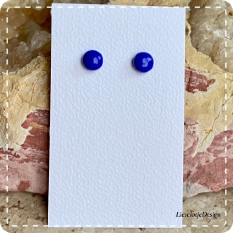 Donker blauwe oorknopjes van glas (lampwork)