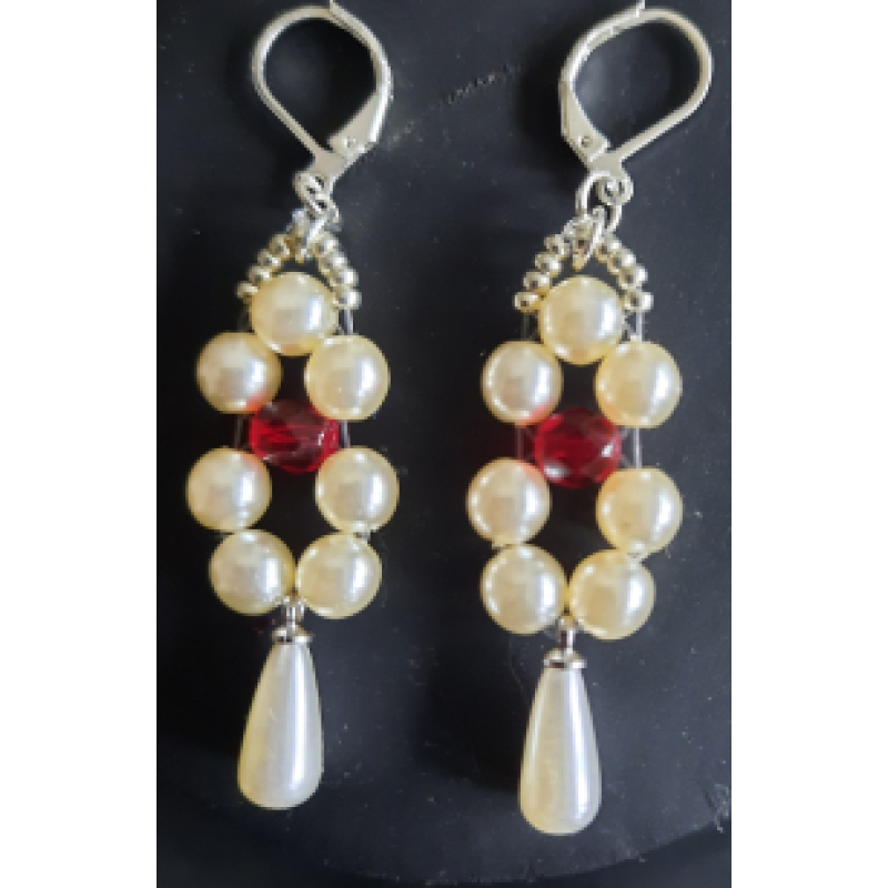 Oorbellen met witte parels en rode rondel glaskraal (zilver)