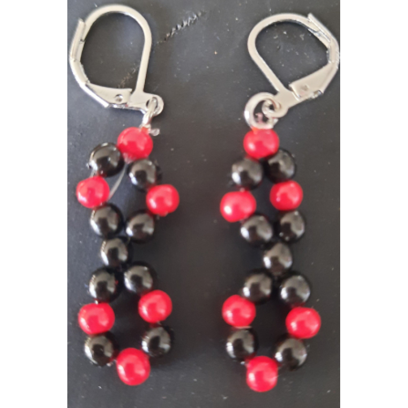Oorbellen met glasparels in rood zwart