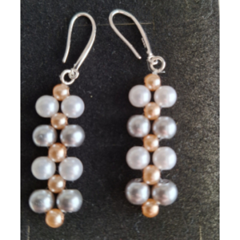 Oorbellen met glasparels grijs, zalm en witte acrylparels  (zilver)