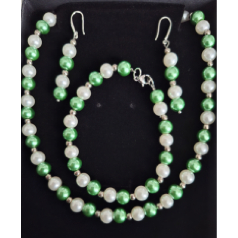 Sieraden setje bestaand uit: ketting, armband en oorbellen van witte parels en groene parels