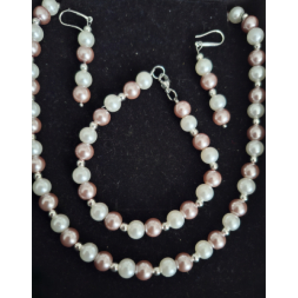 Sieraden setje bestaand uit: ketting, armband en oorbellen van witte en lila parels