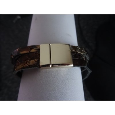 Armband leer van bruin slangenleer met magnetische goudkleurige sluiting 20cm