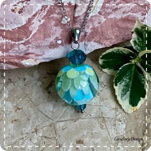 Groen aquablauwe lotushanger van glas met ketting (lampwork)