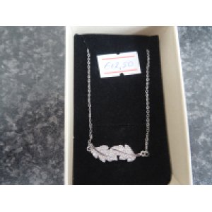 Ketting stainless steel  zilverkleur met blaadje crystal strass steentjes