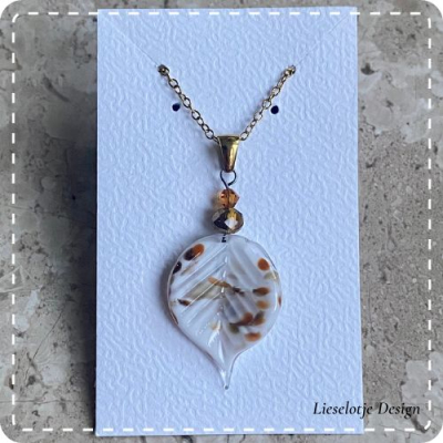 Bruine bladvormige hanger van glas met ketting (lampwork)