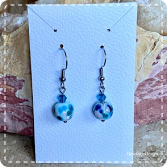 Bolvormige confetti-frit oorbel aquakleurig van glas (lampwork)