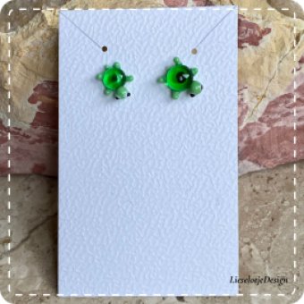 Schildpad oorknopjes donker-lichtgroen van glas (lampwork)