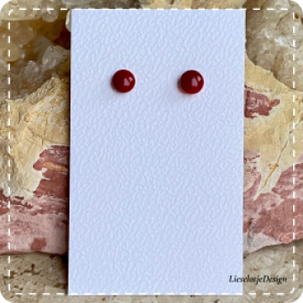 Dieprode oorknopjes van glas (lampwork)